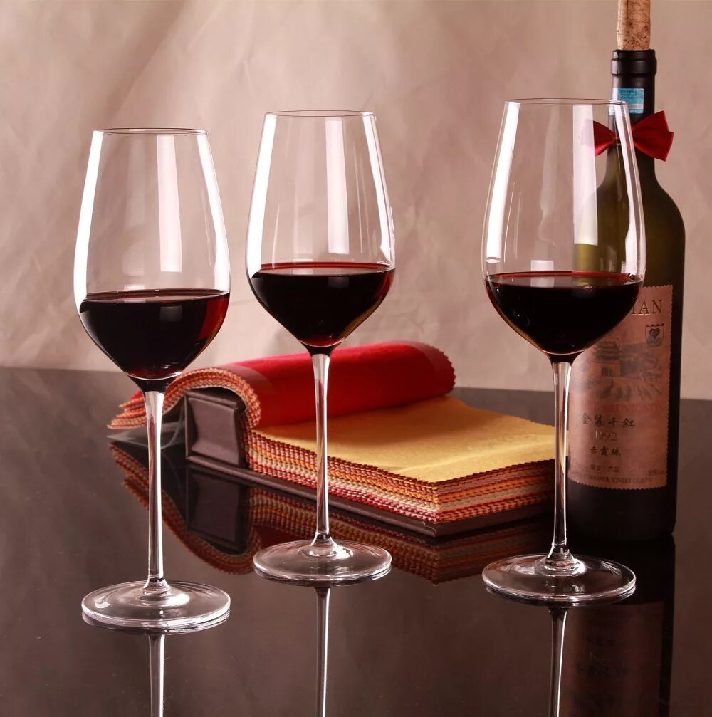 Три бокала вина. Бокал вина. Винный бокал. Красивые бокалы для вина. Красивые фужеры с вином.