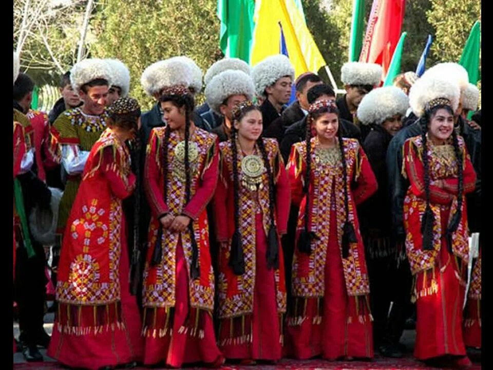 Мангышлакские туркмены. Туркмения туркменки. Туркменистан Туркмен туркменка нация. Национальная одежда туркменов.