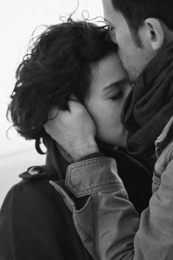 Поцеловать в лоб. Трогательные объятия. Кудрявая девушка с парнем. Целует в лоб. Парень обнимает.