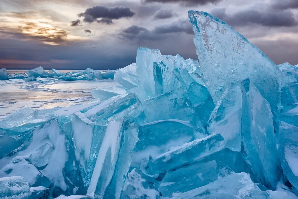 Лед взятый. Торосы Байкала лёд. Торосы на Байкале. Озеро Байкал Торосы. Ледяные Торосы на Байкале.
