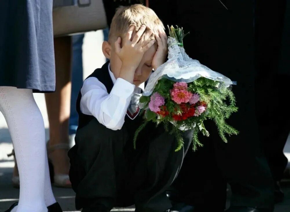 Школа 1 сентября. Первое сентября 2 класс. Школьник с цветами. Школа первый класс. Школа 1 сентября.