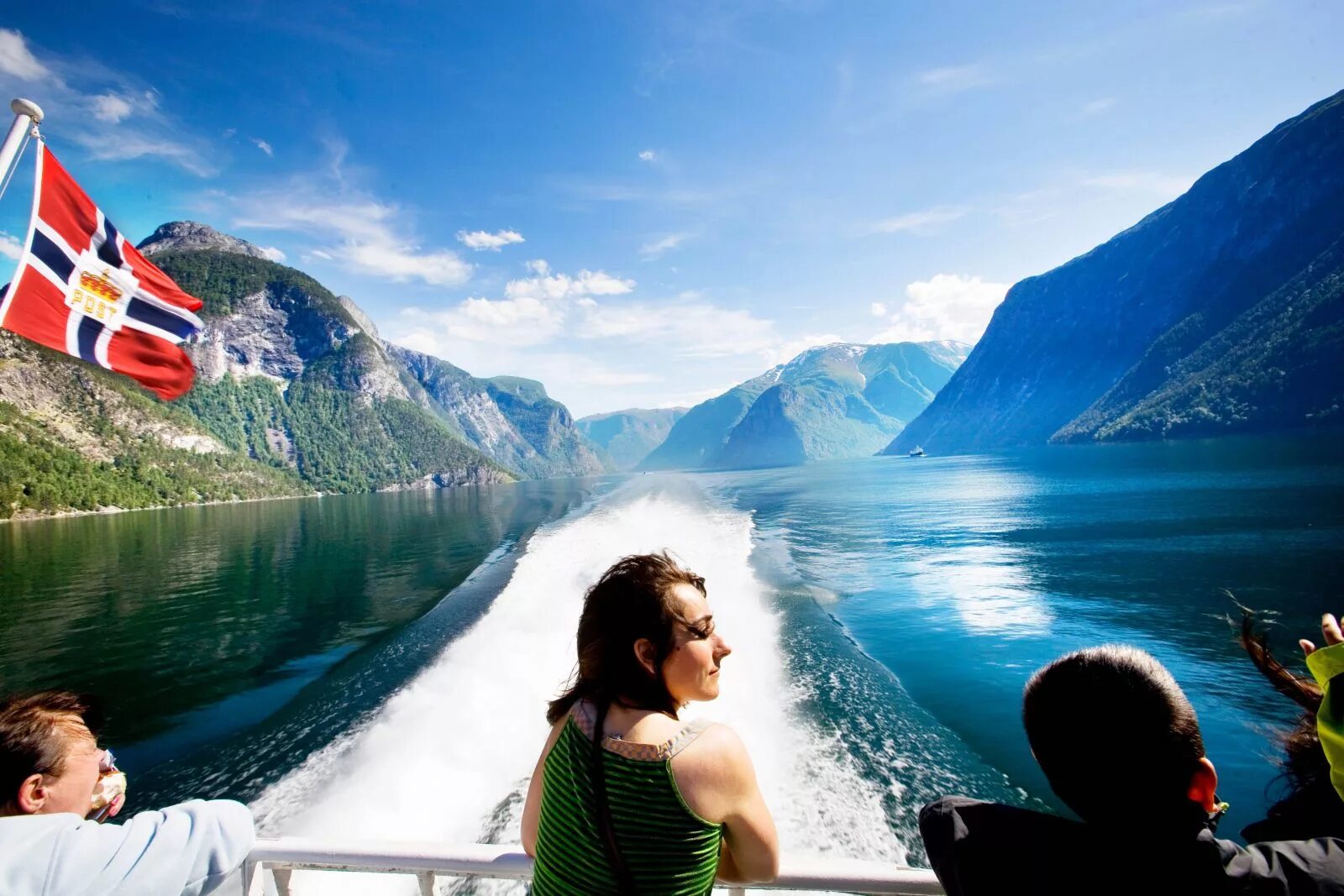Путешествия открывают новые. Согнефьорд Норвегия. Согнефьорд Норвегия круиз. Турист в Норвегии у фьордов. Согнефьорд экскурсия.