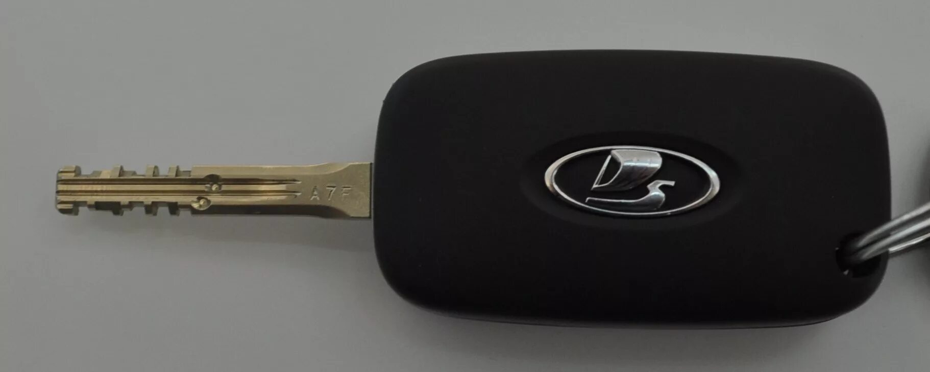 Добрый день!Утеряны ключи от Lada vesta с брелоком от Pandora,нашедшему вознагра