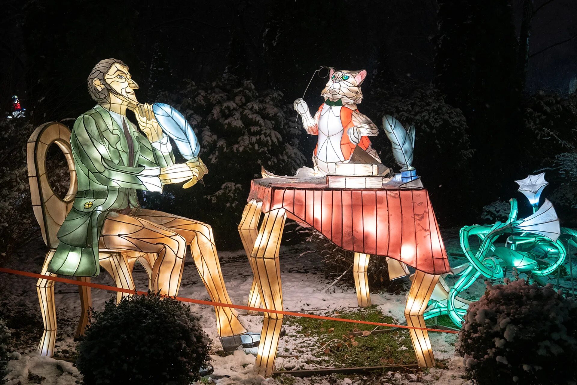 парк волшебных фонарей. сказочные фонари в парке гагарина. светящиеся фигуры в китае. парк гагарина самара световые фигуры. парк революции ростов световые фигуры.