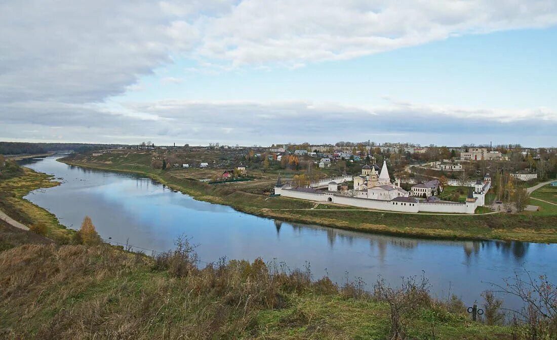 Погода старица тверская область на 14. Свято-Успенский монастырь Старица. Старицкий Успенский монастырь. Старица мужской Успенский монастырь. Монастырь в Старице Тверская область.