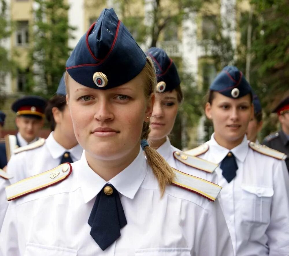 Женская форма лейтенанта. Парадная форма УФСИН прапорщик. Форма ФСИН женская прапорщик. Лейтенант ФСИН парадная. ФСИН лейтенант женская.