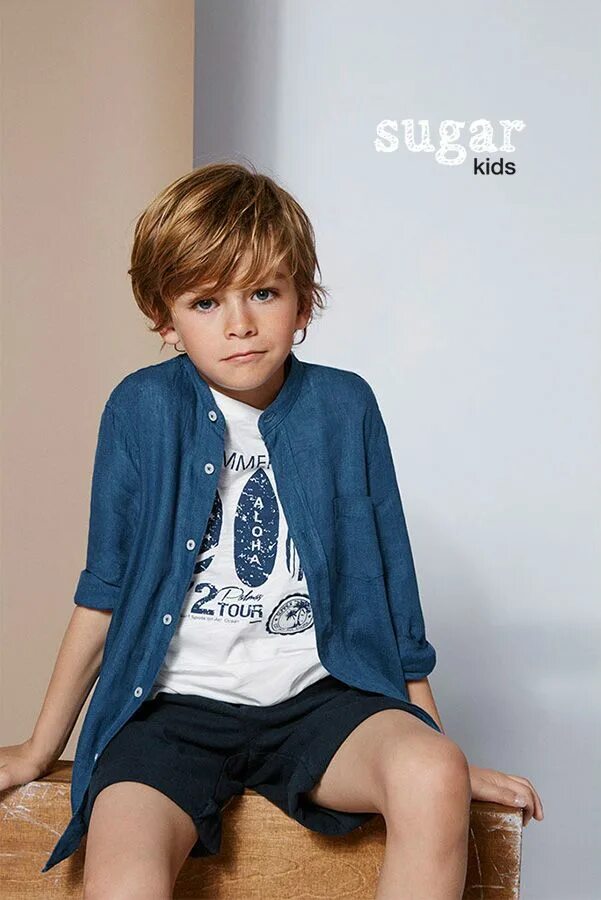Подростки смеются. Kids boys child. R. Ноги мальчика. Подростки смеются.
