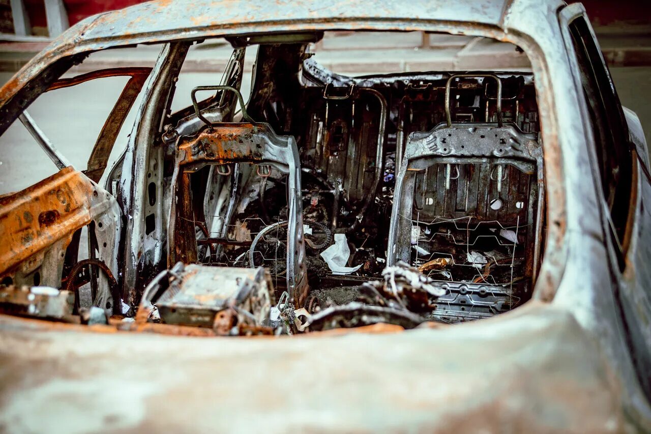 Где сгорели машины. Сгоревшая машина в частном доме.