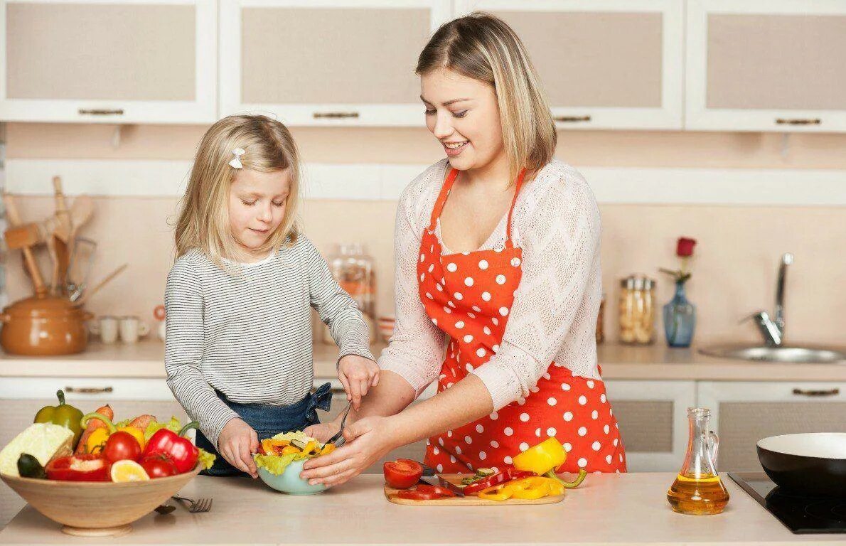 Has mum cook. «Готовим вместе с мамой», Аннабела Кармель. Кухня для детей. Готовка вместе с детьми. Мама с дочкой готовят.