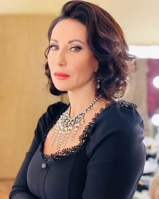 Алика Смехова вышла в свет с молодым спутником - Рамблер/новости