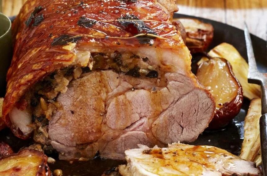 Как вкусно приготовить свиную. Свинина в духовке. Мясо свинины в духовке. Свинина в духовке сочная. Шея свиная запеченная.