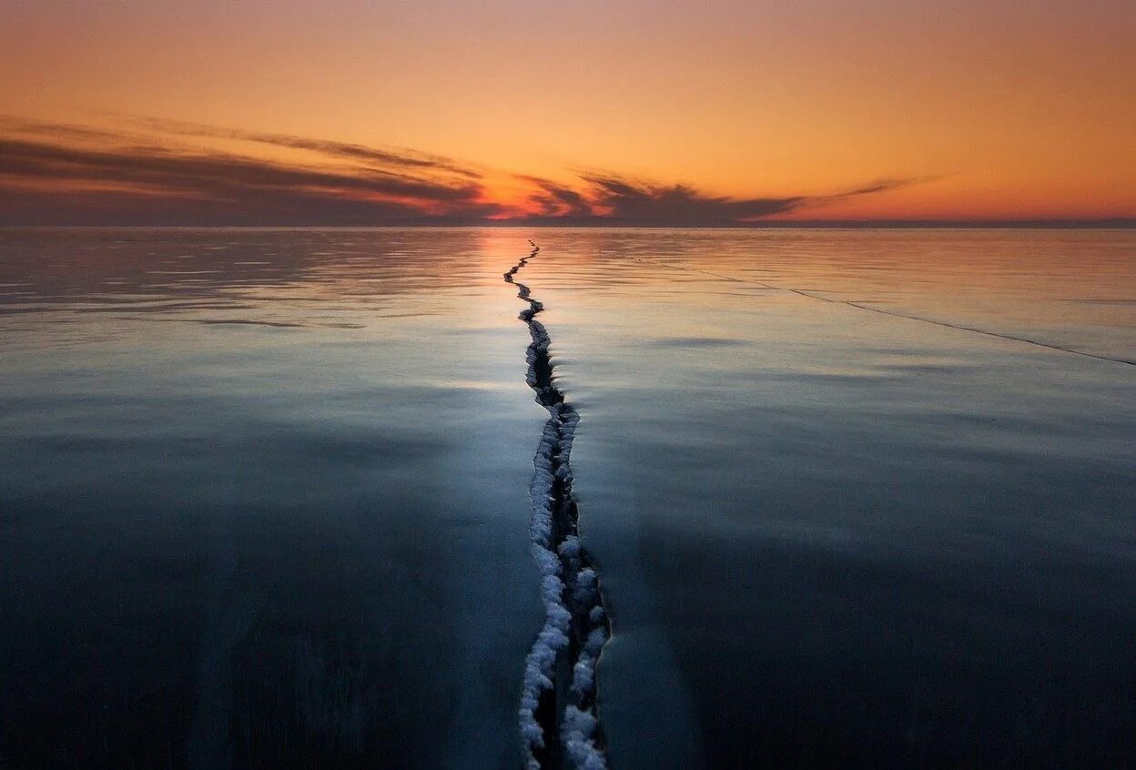 Небо почернело треснуло и раскололось молнией. Разлом озера Байкал. Байкал National Geographic. Трещина в море. Озеро Байкал трещина.