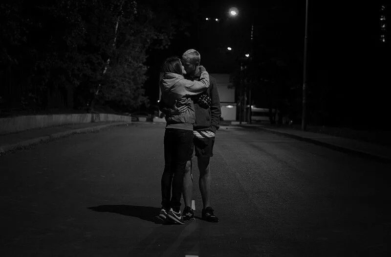 Парень с девушкой ночью. Парень и девушка на улице в темноте. Пацанская любовь. Обнимаются на улице. Про пацанскую любовь
