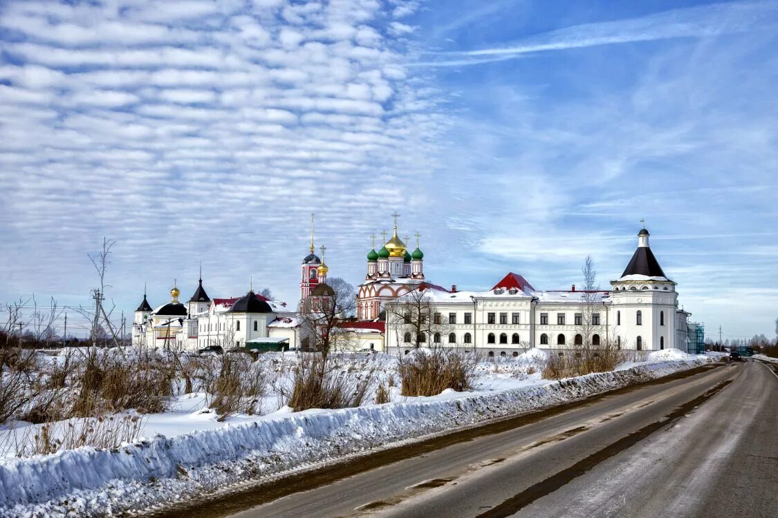 Варни це. Варницкий монастырь Ярославская область. Варницы Троице-Сергиев Варницкий монастырь. Село Варницы, под Ростов. Варницкий монастырь в Ростове Великом общий вид зимой.