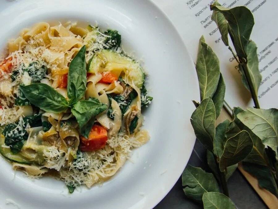 Тальятелле шпинатные. Тальятелле краб шпинат. Тальятелле с говядиной. Шпинатные тальятелле с креветками. Макароны тальятелле со шпинатом.