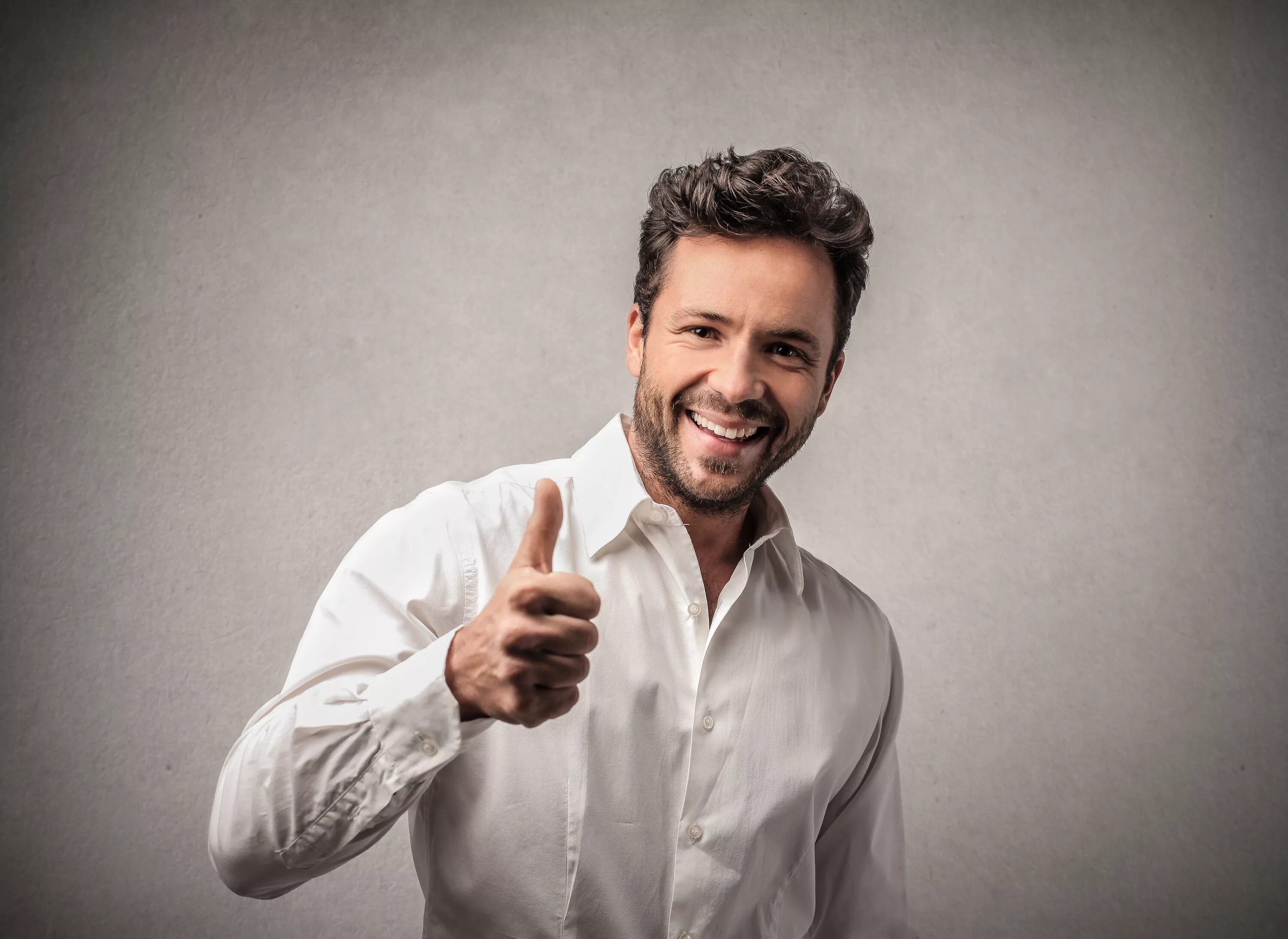 Удивленный радостный человек. Man are like. Веселый человек. Парень показывает класс. Man are like.