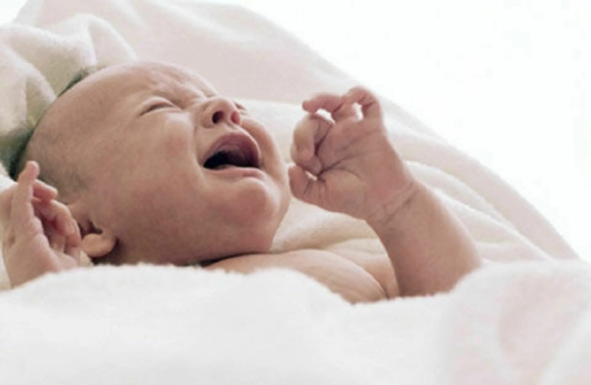 Основным признаком гипервозбудимости новорожденного. Грудничок плачет. Плачущий младенец. Ребенок плачет во сне. Маленький ребенок плачет во сне.