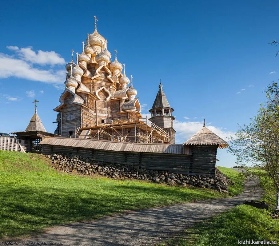 Остров кижи и музей традиционной деревянной. Кижи музей-заповедник. Погост Кижи. Остров Кижи. Деревянное зодчество Кижи.