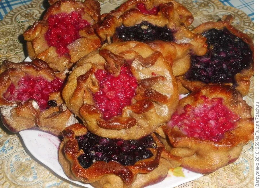 Калитки ржаные с ягодами. Шаньги с вареньем. Калитка с брусникой из ржаной муки. Рецепт калиток с ягодами. Калитка с брусникой.