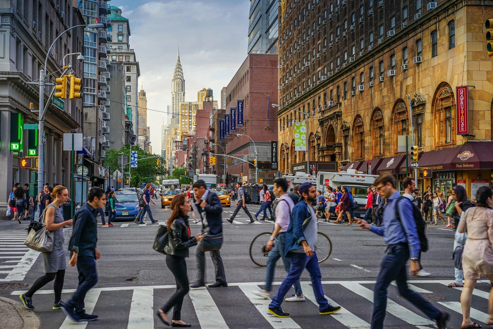 толпа людей на улице. нью-йорк улицы. люди на улице города. жизнь города. картинка улицы с людьми.