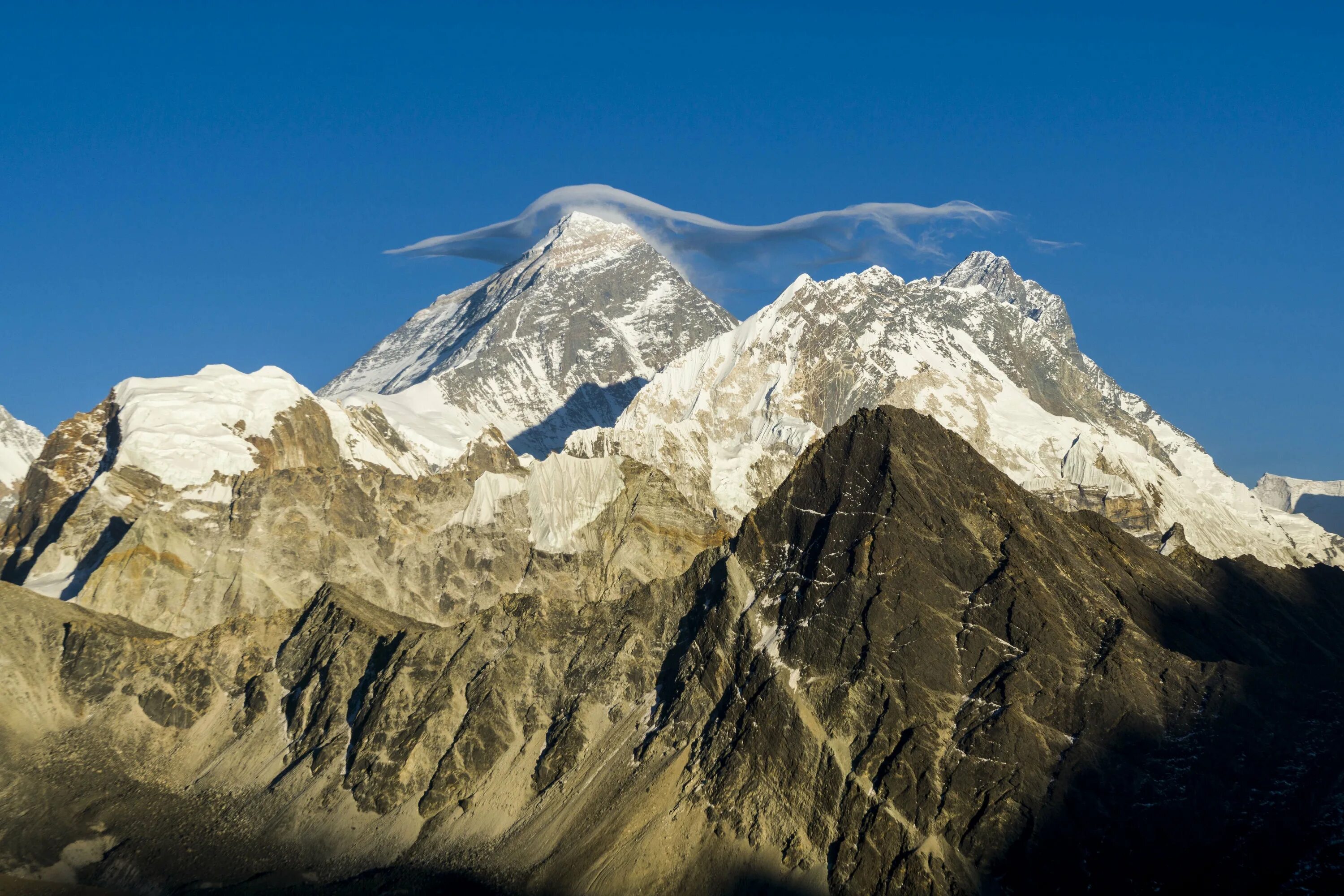 Какие горы более молодые. Гималаи Эверест Джомолунгма. Гора Эверест 8848 м. Гора Эверест (Джомолунгма). Гималаи. Джамалумба гора и Эверест.
