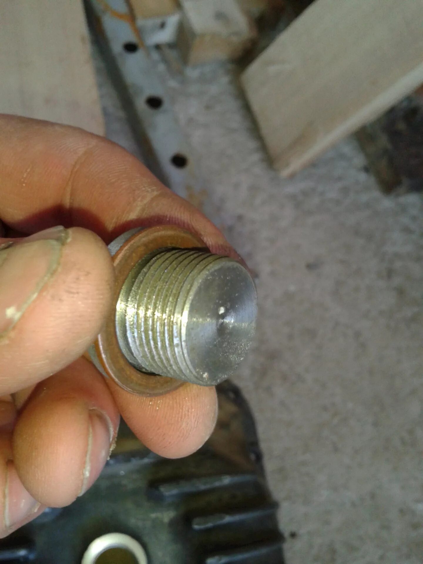 Сорвал сливную пробку. Ввертыш для сливной пробки. Пробка поддона ваз 2114 резьба. Пробка поддона audi м16х1,5. Сорвал сливную пробку.