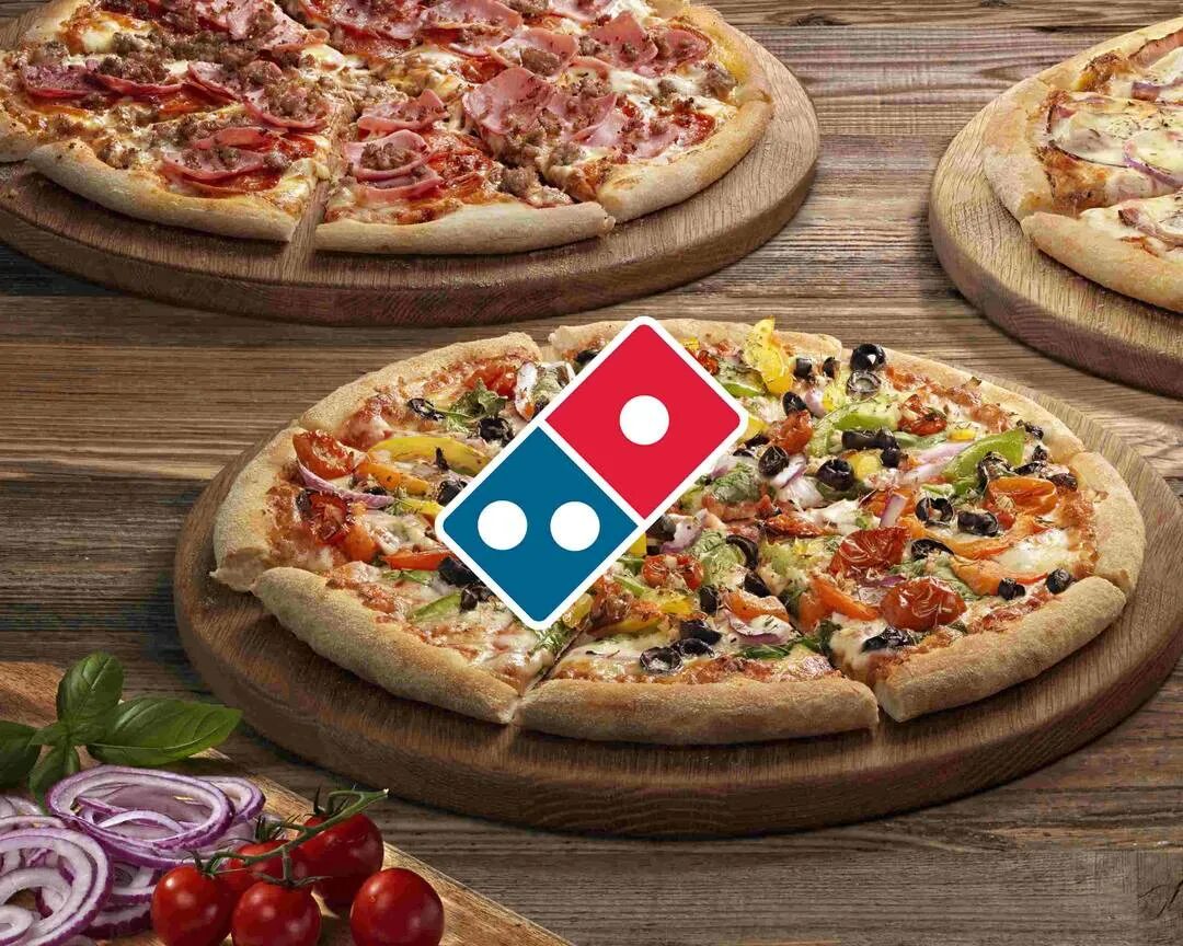 Пицца домино заказать с доставкой. Доминос. Domino's pizza. Шокопицца Доминос. Доминос пицца логотип.