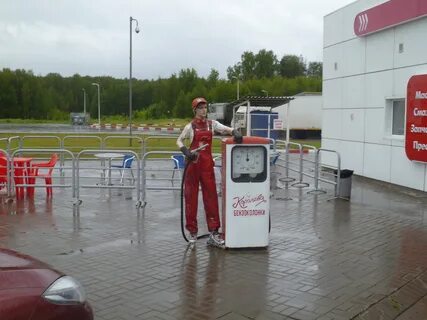 На автозаправке есть две бензоколонки