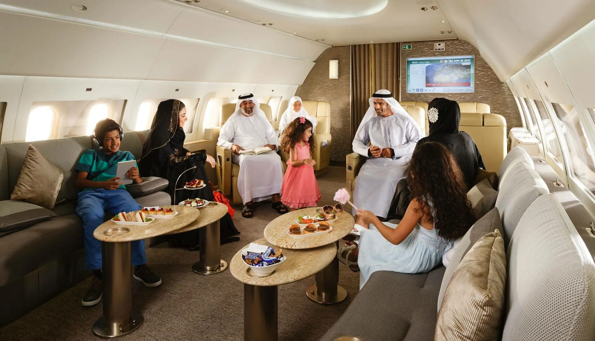 Fly emirates самолеты. Эмирейтс эконом. Эмирейтс на русском. Авиакомпания эмирейтс самолеты. Эмиратские авиалинии самолеты.