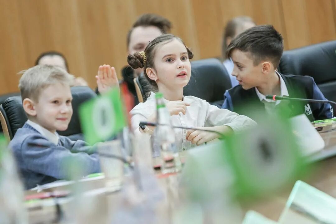 Ребенок глава компании. Юный бизнесмен. Успешный ребенок. Ребенок директор. Ребенок глава компании.