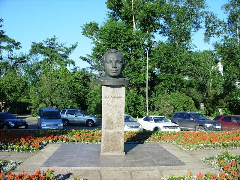 памятник юрию гагарину. памятник юрию гагарину в иркутске. памятник гагарину в иркутске. гагарин иркутск. памятник юрию гагарину в иркутске.