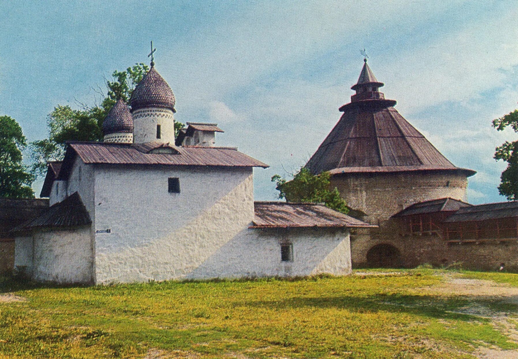 Архитектура 14 века на руси. Покровская Церковь Псков. Церковь Покрова от пролома Псков. Покровская башня Псков. Псков Церковь 13 век.