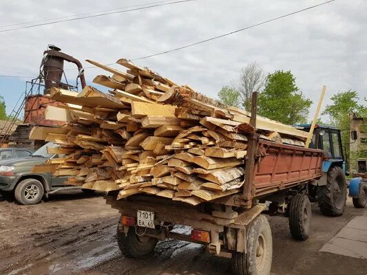 Горбыль. Лесовоз дров. Дрова Тракторная телега. Отходы пилорамы на дрова.