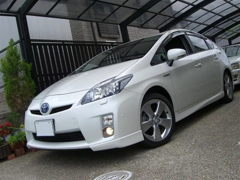 Куплю приус 30 владивосток. Prius 30. Тойота Приус 30 2010. Клыки Prius 30. Клыки на Тойота Приус 30.