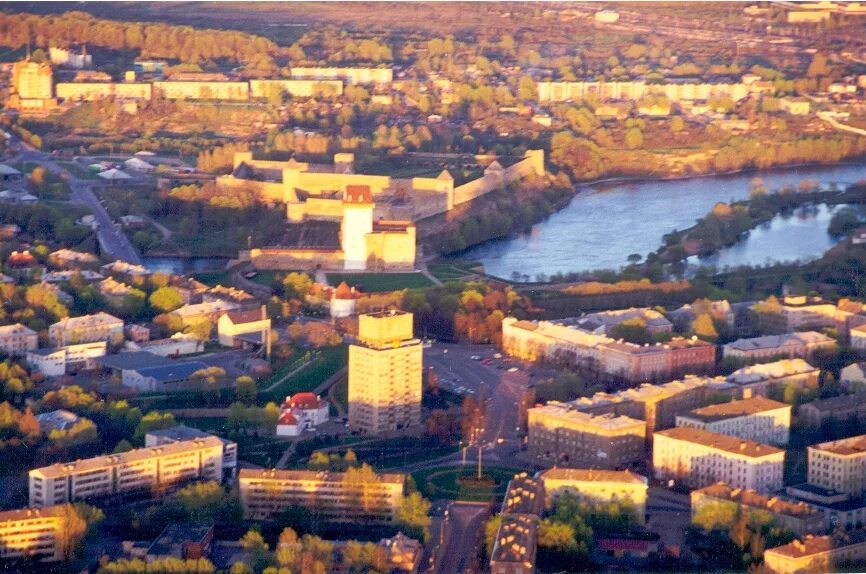 Город нарва 1. Нарва (город в эстонской ССР). Нарва и Ивангород и высоты птичьего полета. Нарва виды города. Нарва Ивангород сверху.