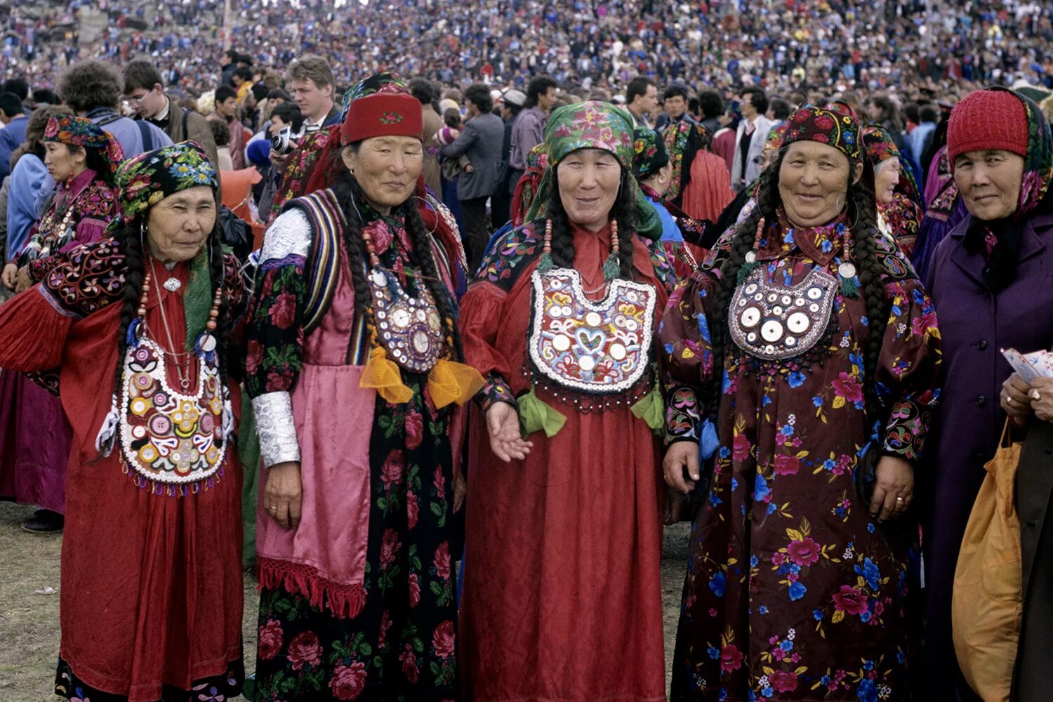 Какое население республики хакасия. Хакасия Хакасы. Национальные костюмы народов хакасов. Хакасия коренной народ. Хакасы народы Сибири.