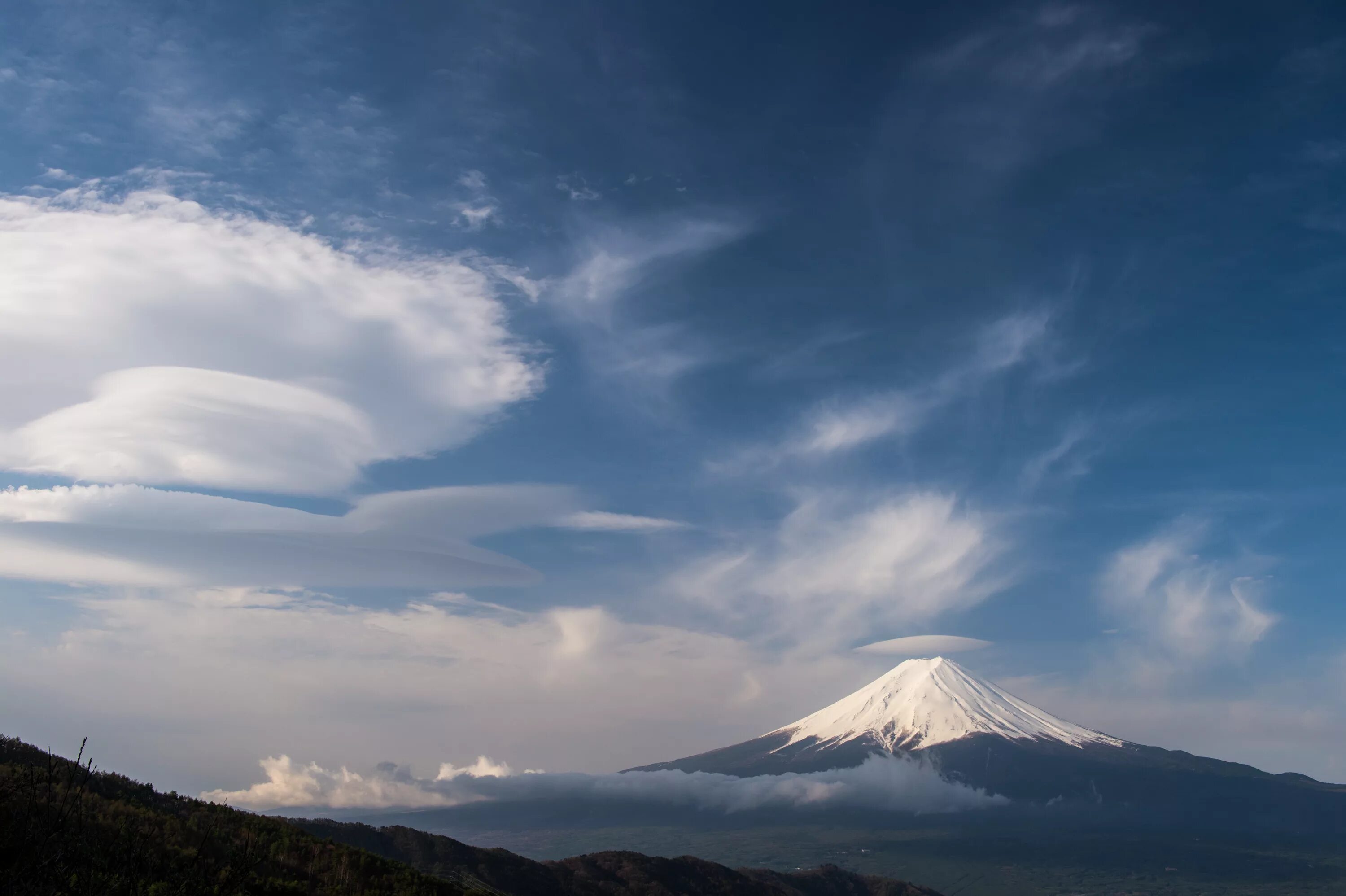 Японские облака. Яманаси. Гора Фудзияма в Японии. Гора Фудзияма в облаках. Демавенд вулкан.