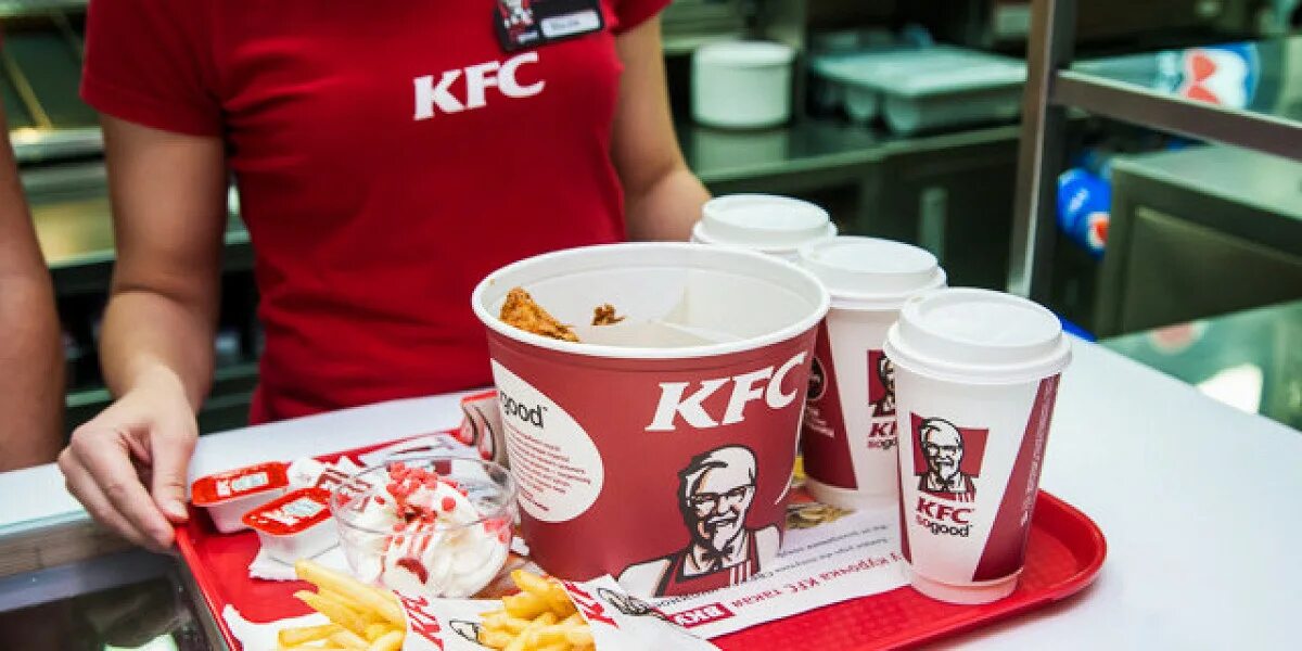 Кроссовки фаины семеновны ялта kfc. Поднос KFC. КФС еда на подносе. КФС айдентика. КФС пакет с едой.