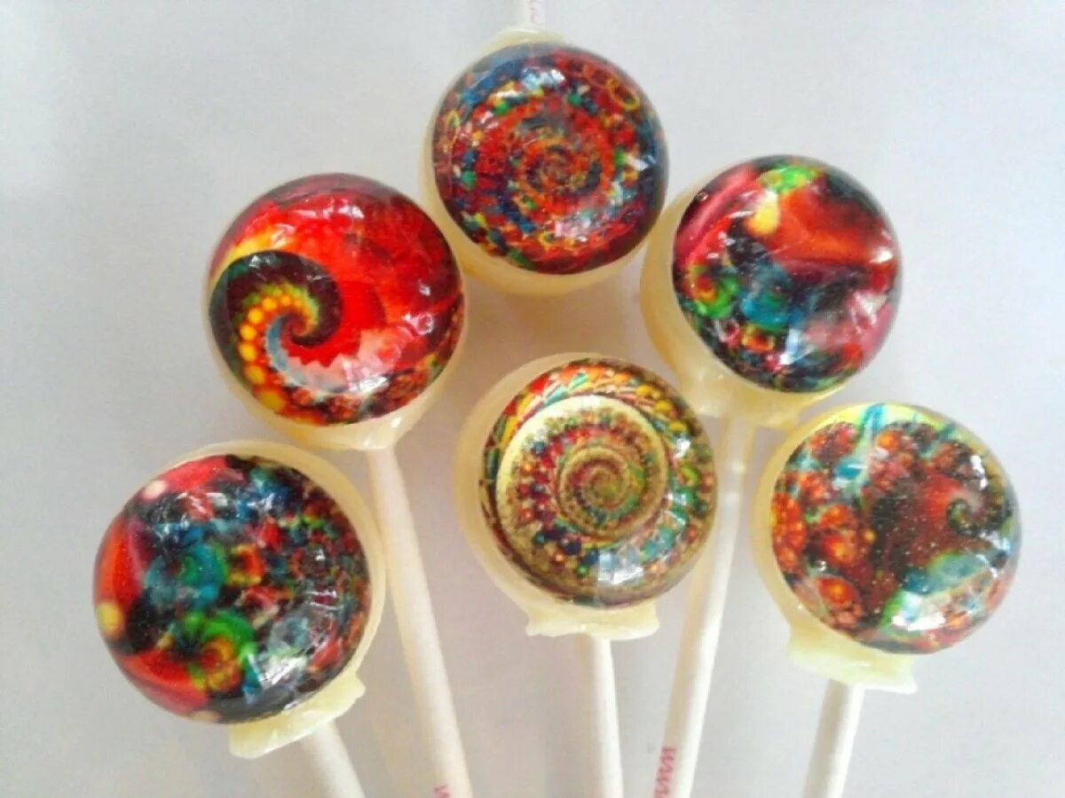 леденцы с изомальтом. леденца из жженогос ахара. сахар нават на палочке. карамель лолипопс на палочке. можно ли леденцы.