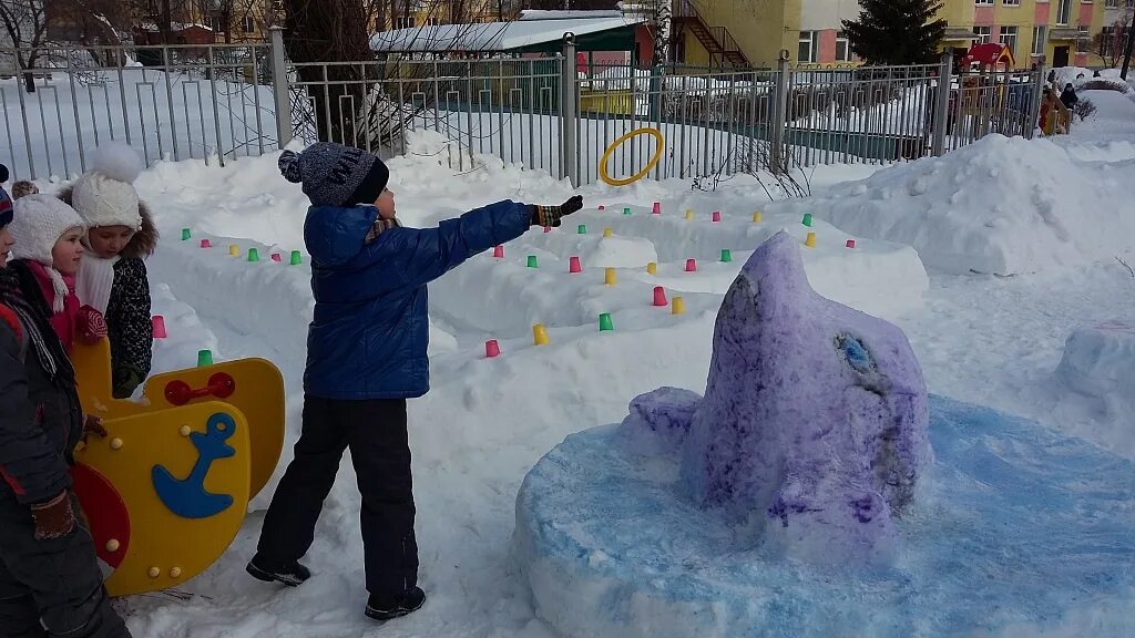 Снежные городки в детском саду. Снежный городок в детском саду. Снежные постройки в детском саду. Идеи для снежного городка в детском саду. Снежки в сад