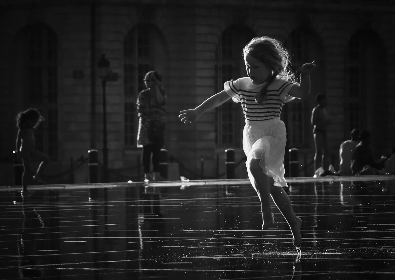Черный танец песня. Девочка танцует на улице. Танец с зеркалами. Ребенок танцует черно-белое фото.