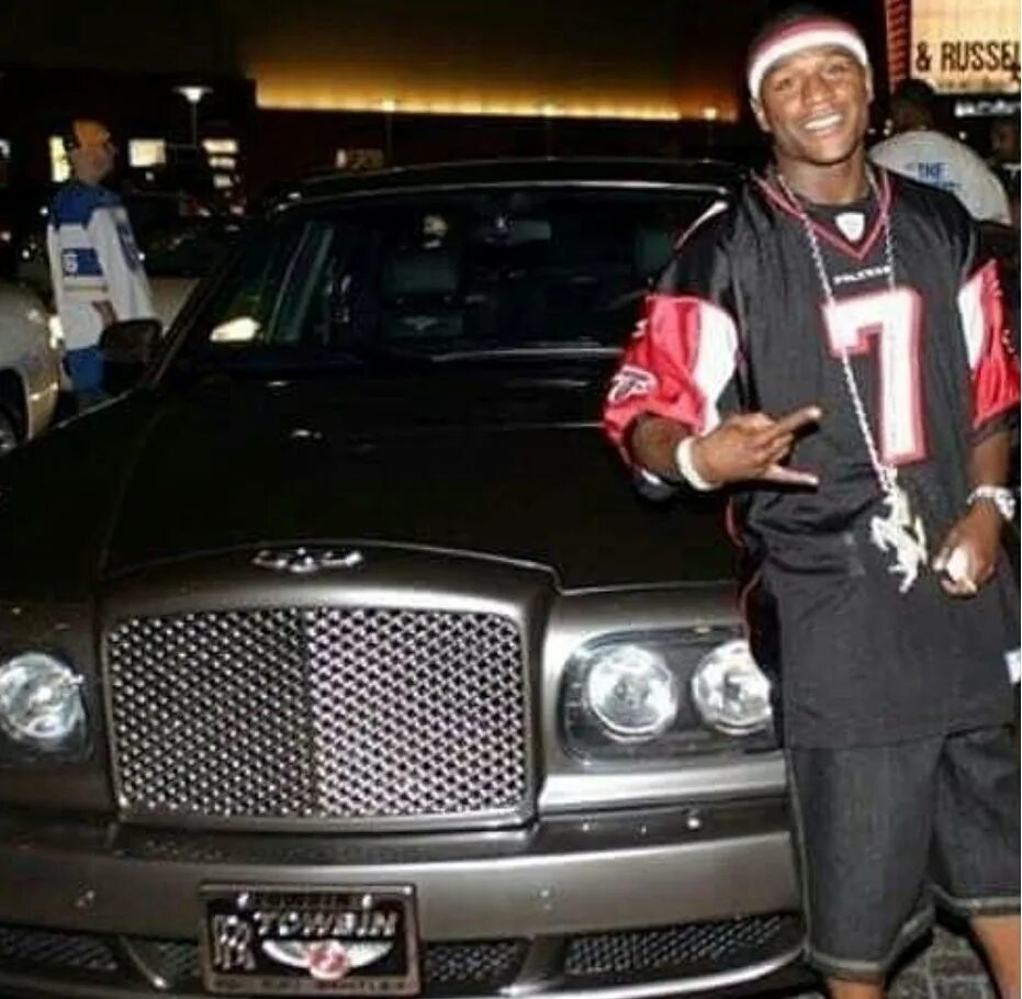 Флойд машины. Флойд машины. Гараж флойда мейвезера. Флойд мейвезер дом. Флойд мейвезер фото с машинами.