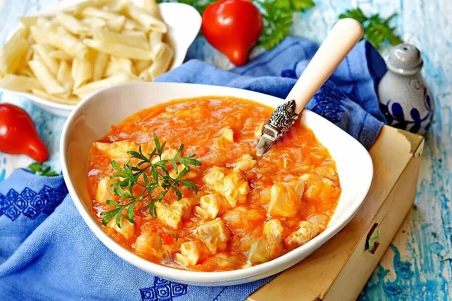 Рецепт подливки с куриным филе. Куриный гуляш с подливкой. Гуляш из куриного филе с подливкой. Гуляш из куриной грудки с подливкой. Куриное филе гуляш.