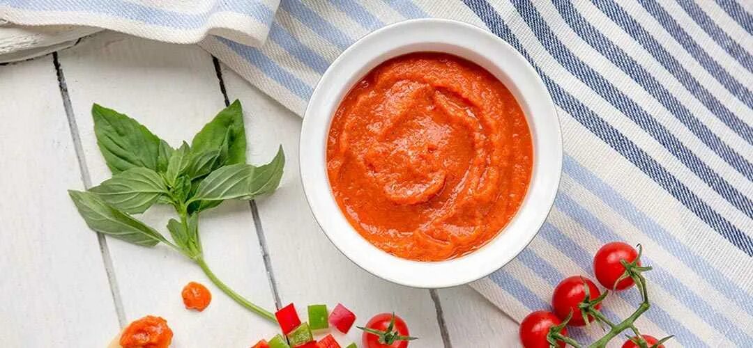 Классический томатный соус. Томатно сметанный соус. Соус паприк. Томатный соус с зеленью. Подлива сметана томатная