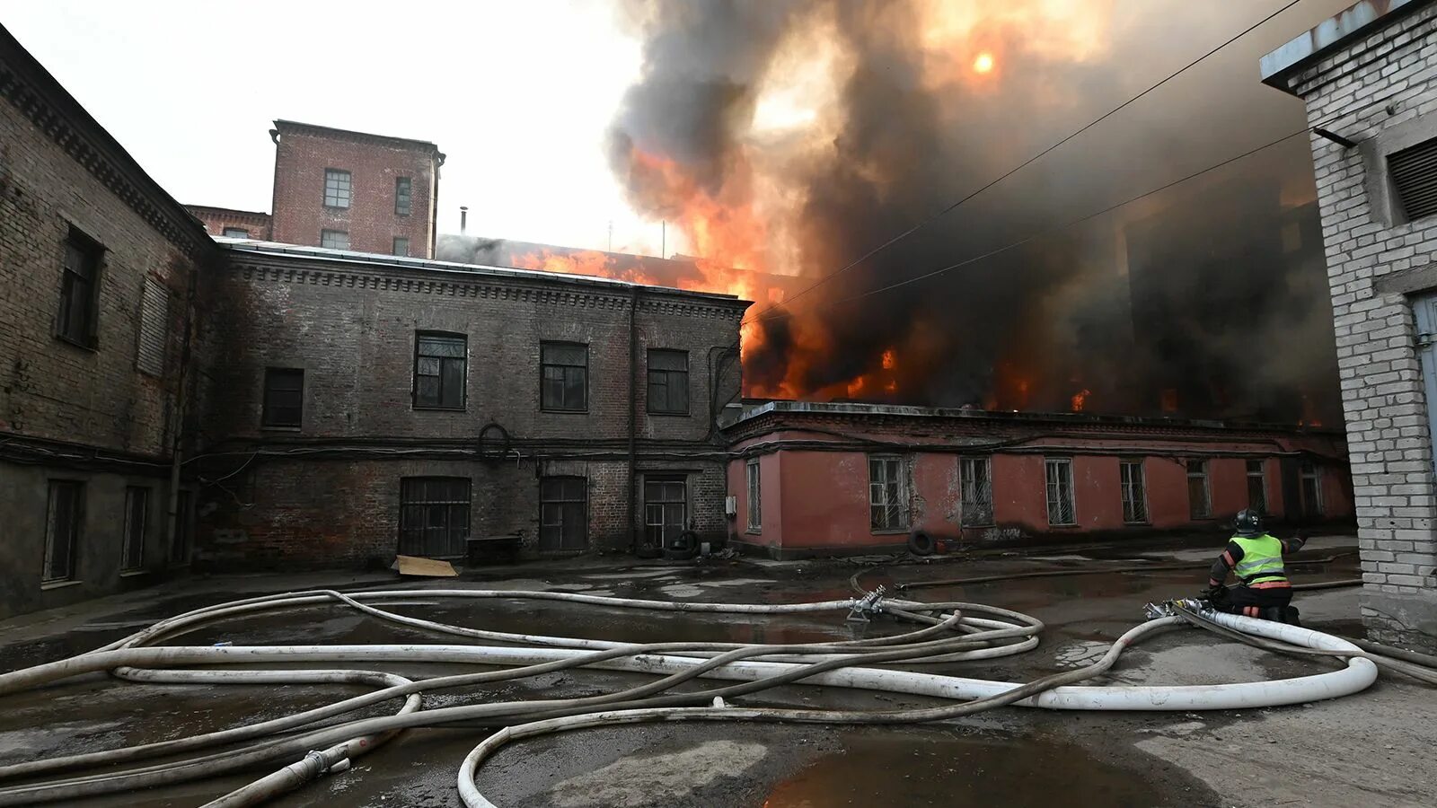 Сгорел цех. Пожар в Ставрополе. Горит завод. Пожар в здании. Пожар на производстве.