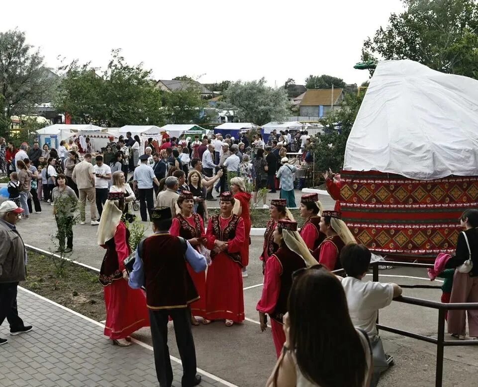 Сабантуй. Сабантуй Астрахань. Сабантуй татарский праздник. Праздник Сабантуй у татар и выставка палаток. Сабантуй 2024 астрахань