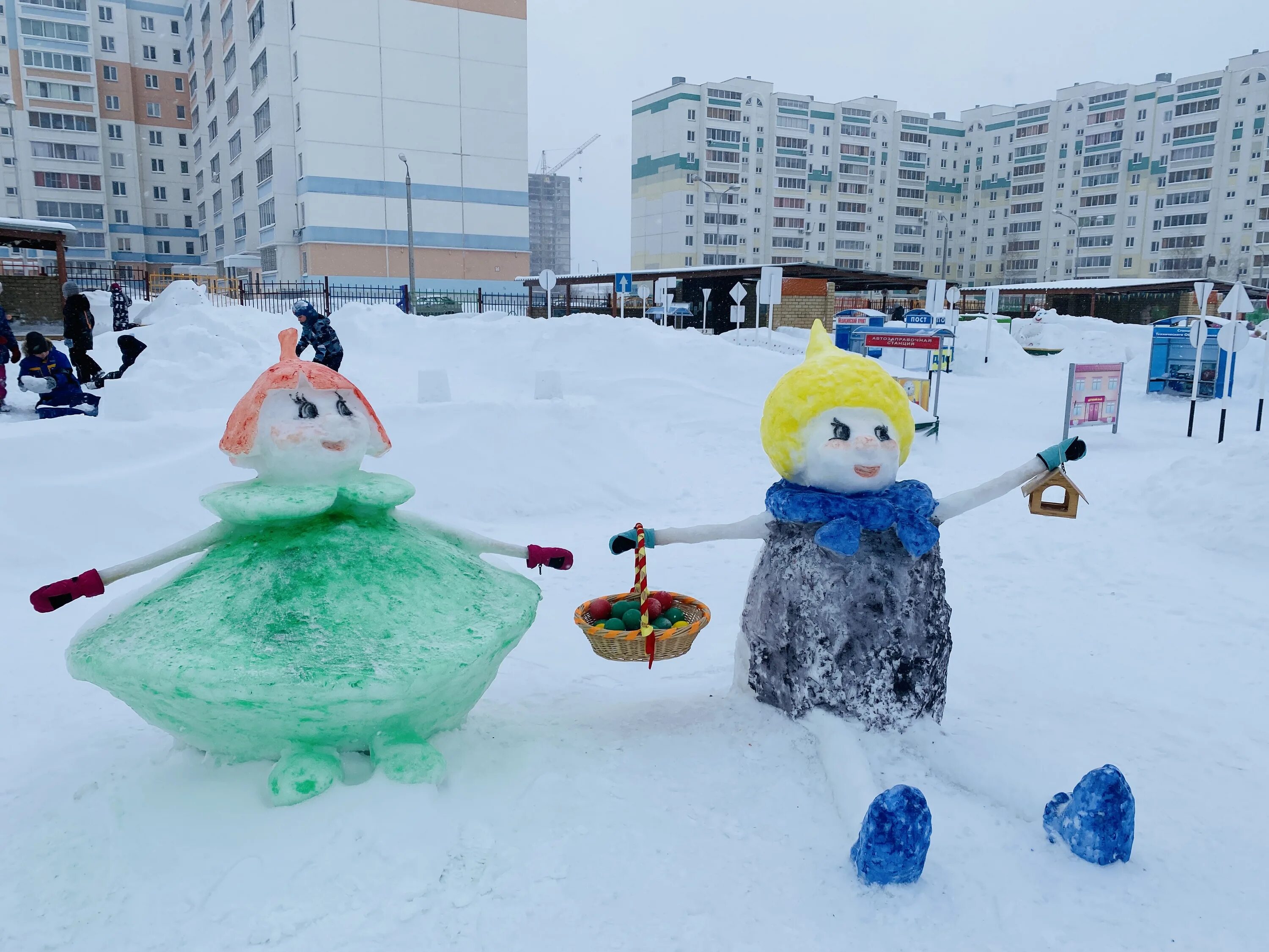 Снежок челны. Эколята снежный городок. Снежные постройки Эколята. Снежный городок Эколята в ДОУ. Эколята постройки в ДОУ из снега.