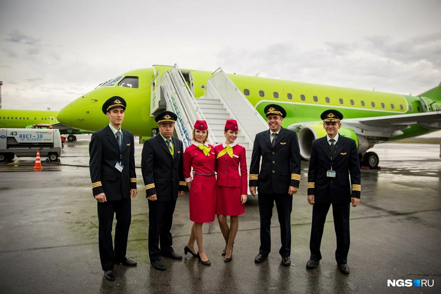 Горячая s7 airlines. S7 Airlines Бортпроводник. Авиакомпания s7 Airlines бортпроводники. S7 экипаж.