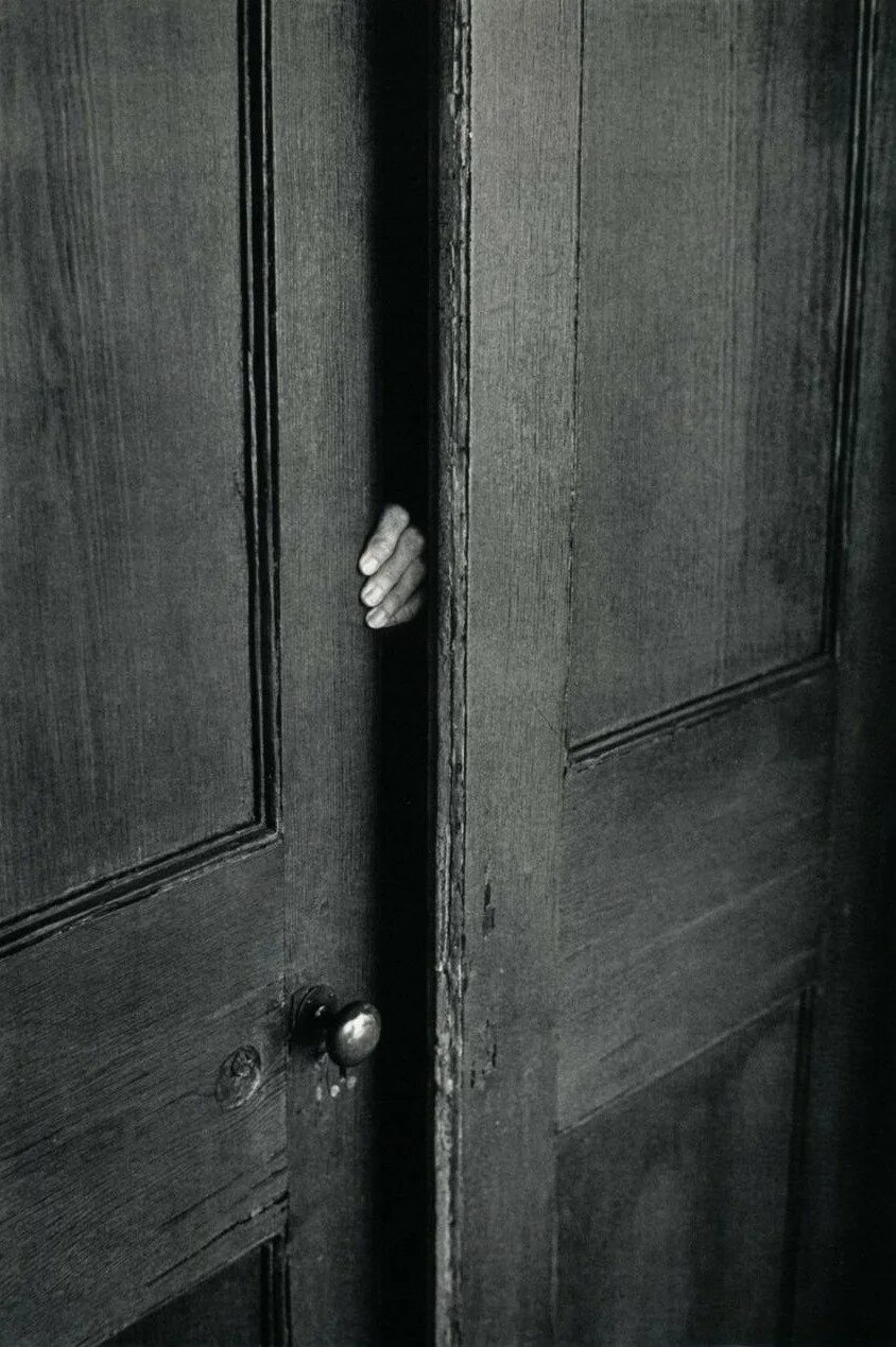 Жуткие двери. Elliott Erwitt 1968. Закрытые двери. Открытая дверь.