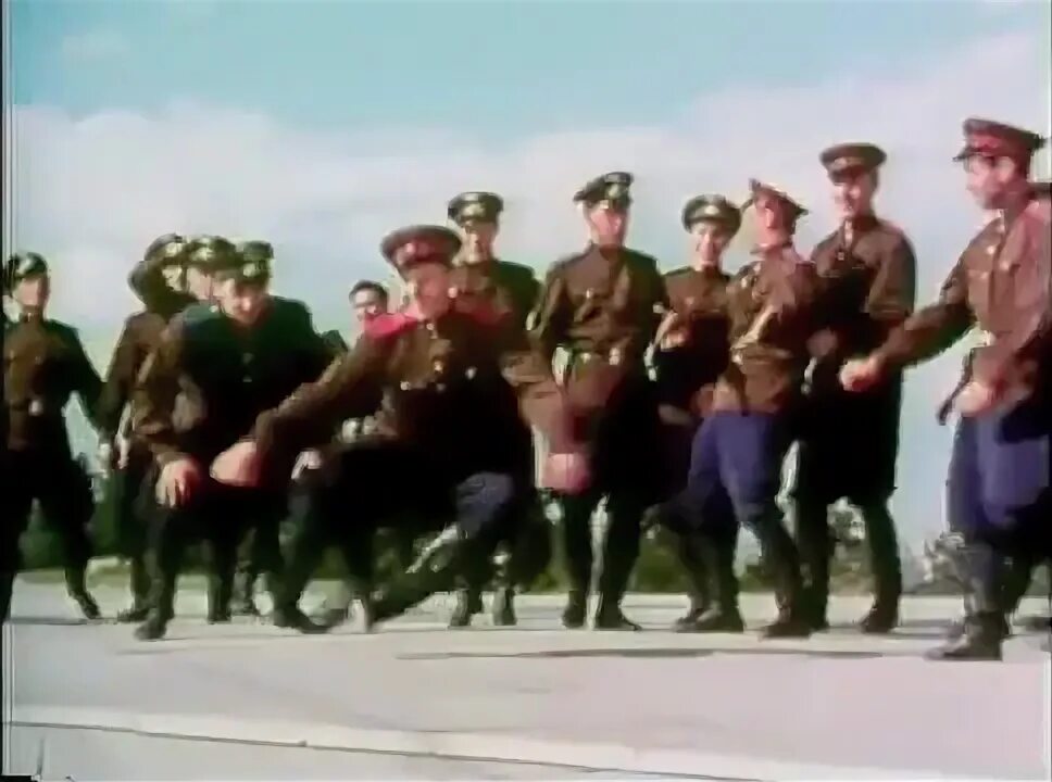 Где солдат танцует. Солдаты танцуют. Советские солдаты танцуют. Танец солдата. Русские солдаты танцуют.